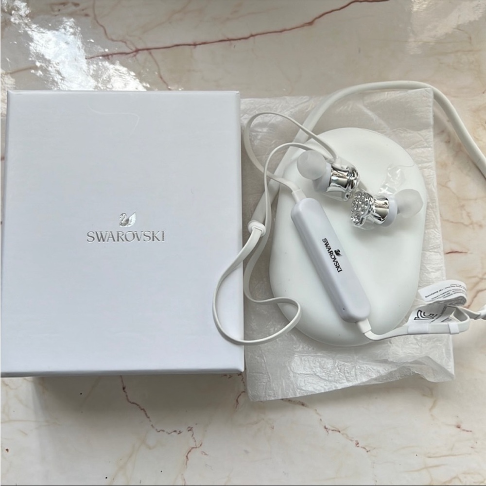 NWT swarovski Bluetooth beat headphones with diamond/crystal hearts! Brand new